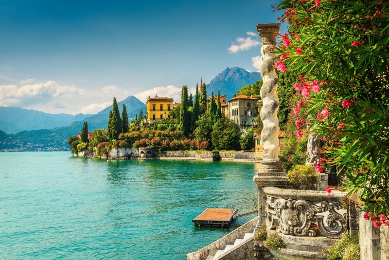 Paesaggio panoramico sul Lago di Como con montagne, ville e acque calme e blu Bike Tour Evolution