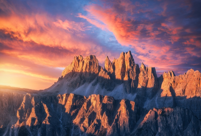 Vette dolomitiche illuminate da un cielo rosa al tramonto Bike Tour Evolution