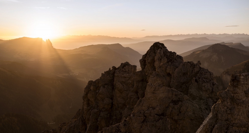 Alba sulle Dolomiti, Patrimonio dellUmanit UNESCO, con luce morbida del mattino sulle vette Bike Tour Evolution