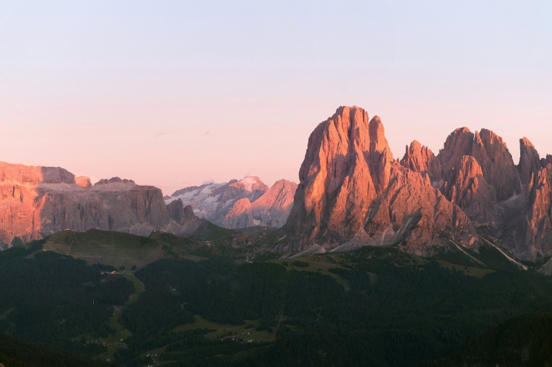 Vetta di montagna illuminata da un tramonto rosa sotto un cielo alpino limpido Bike Tour Evolution