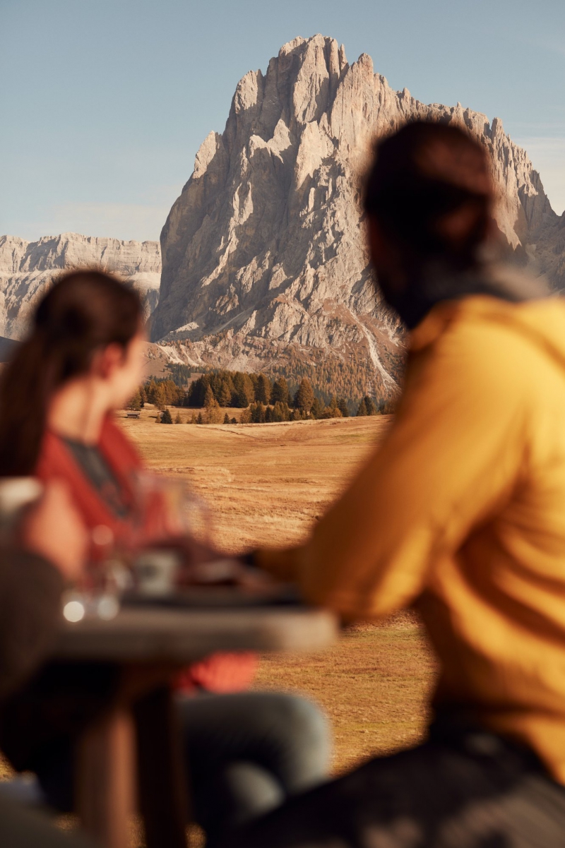 Due persone che ammirano una vetta dolomitica durante un'esperienza panoramica Bike Tour Evolution