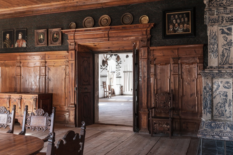 Accogliente stanza in legno di unantica stube, con arredi rustici, toni caldi e decorazioni tradizionali dal fascino senza tempo Bike Tour Evolution